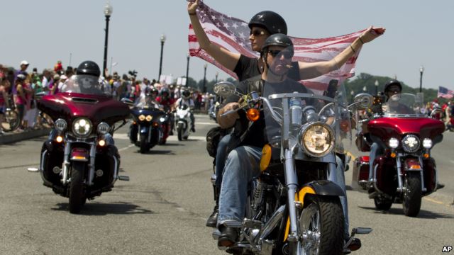 американские байкеры. мотоцикл вид от первого лица. день байкера. ребенок байкер. трое мотоциклистов.