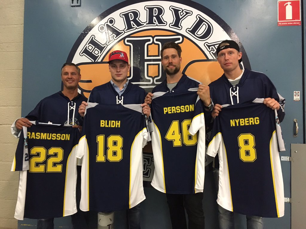 rylanderjohan's tweet photo. Snyggt när Härryda HC hyllar sina stora spelare: @hockey_back, @bliddan och @JohnNyberg52. https://t.co/hQBAk22Uxd https://t.co/hCQ2crTPLP