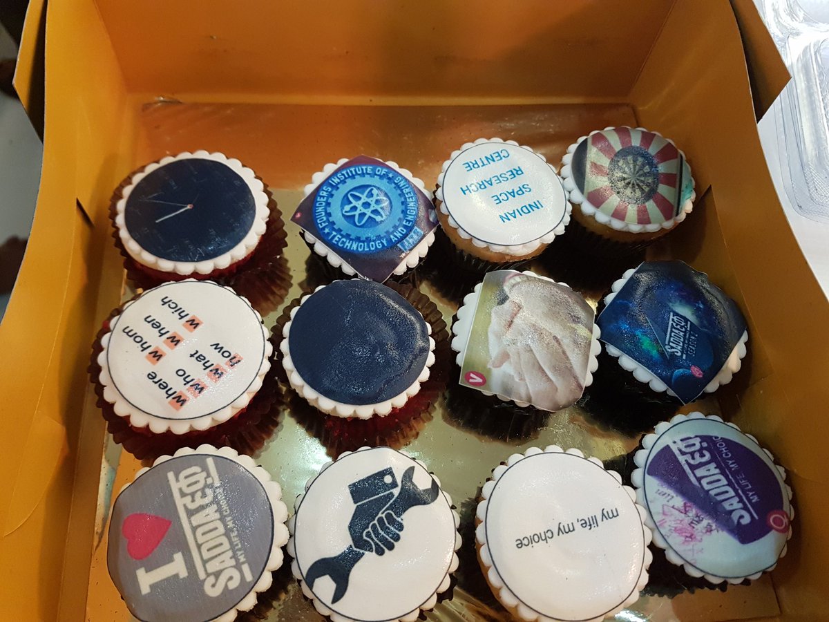 shru___'s tweet photo. And they loved it ! harshi even clicked the pic of cupcakes in her cell .

Yayy ❤ @sayalesolao1 

@8paramsingh https://t.co/TKfq6uzXy5
