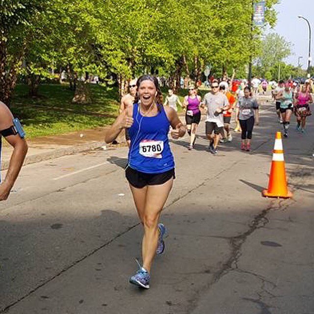 katedangery's tweet photo. I just really like thumbs upping #bufmar #buffalomarathon #buffalove #mdw https://t.co/VGNqyew79L
