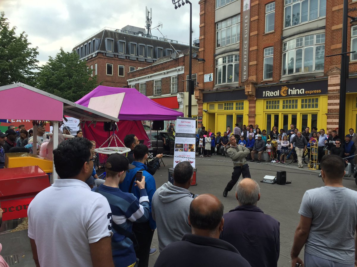 3_carousel's tweet photo. #Hounslow high street festival @BellSquareLDN  #bellsquare #streetperfomer #carousel #candyfloss #familyfun #popcorn https://t.co/0iQnVjDs4k