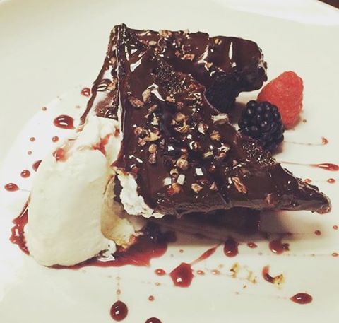 ebkwinebar's tweet photo. New flourless chocolate torte with Cabernat coulis and #vanilla Chantilly. 
#chocolate #cream #santarosa https://t.co/Z5gMN1E7NI