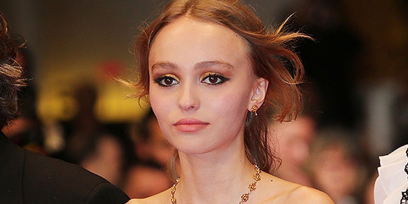 Lily-Rose Depp defends "sweetest" father Johnny following Amber Heard's abuse allegations peoplem.ag/NFLcfpT
