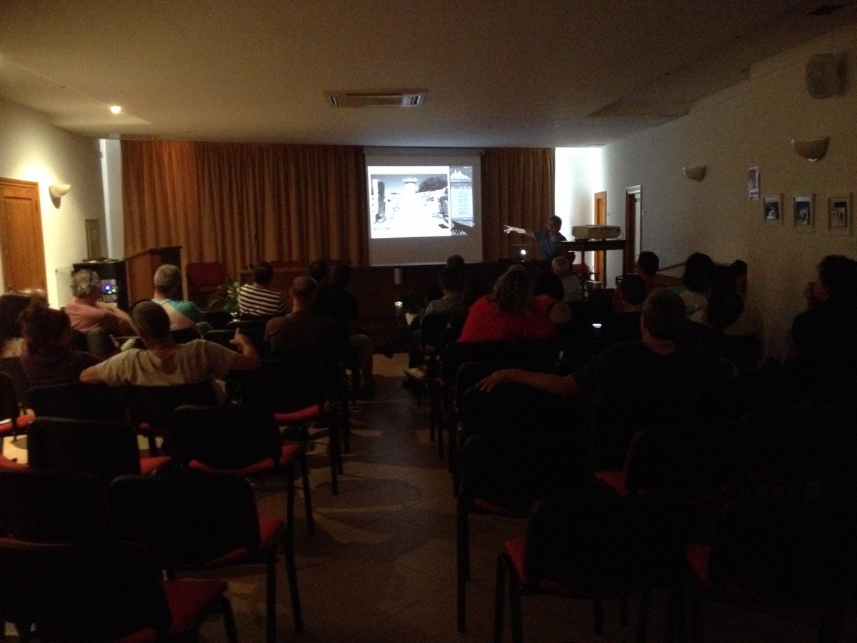 En medio del tercer taller de Manolo Laguillo. Desde el Cercle Artistic de Ciudadela #menorcaalavista #somtalaiotics