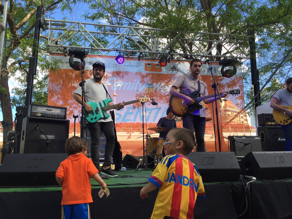Estem ballant i canta amb #geografies al #FamilyWeekendVCF en aquesta tard de diumenge tan divertida i especial!