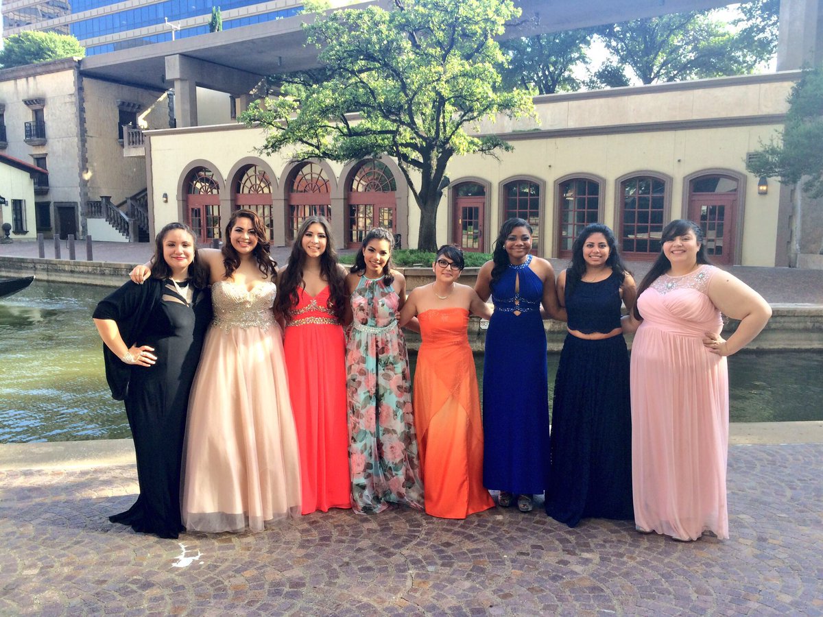 VeeSauceda's tweet photo. #ahsprom2k16 https://t.co/EjofOuKXMM