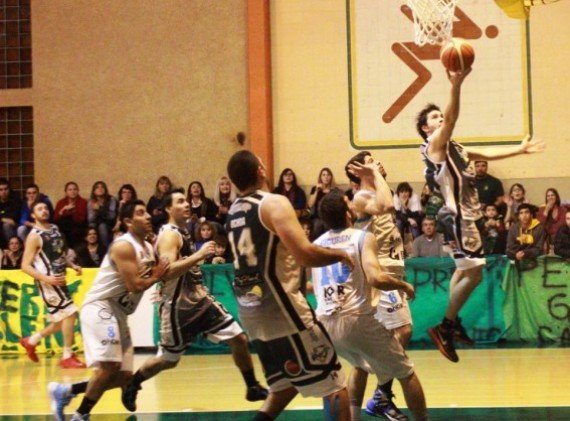 lineadecuatro4's tweet photo. #Básquet #TorneoFederal #Temperley perdió, pero sigue arriba en la serie --> https://t.co/EomzPPcS9V https://t.co/1NnLYTGcDQ