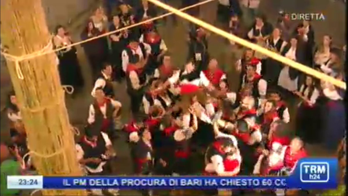 TRMh24's tweet photo. La Iaccara ha preso fuoco #Sangerardo2016 https://t.co/oe1tgoiMTR