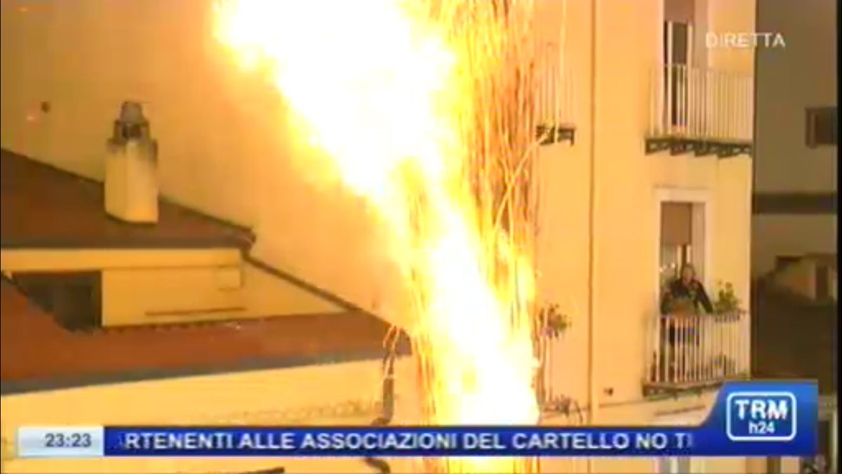 TRMh24's tweet photo. La Iaccara ha preso fuoco #Sangerardo2016 https://t.co/oe1tgoiMTR