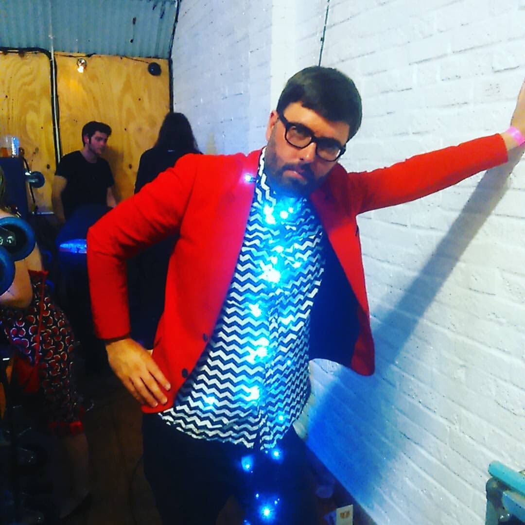 Mr @ohstandfast enters Team <a href="/MusicalBingoUK/">MUSICAL BINGO</a> at today's <a href="/HearNoEvilFest/">HearNoEvil Festival</a> raising money for <a href="/macmillancancer/">Macmillan Cancer Support</a> 👓✨💿🎉💯