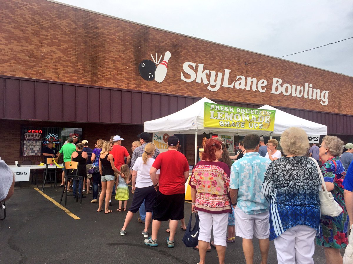 MattMerchant7's tweet photo. A line of people for the $5,000+ 50/50 drawing to support #WindhamOH Fire District. https://t.co/Uu1qaZVz3w
