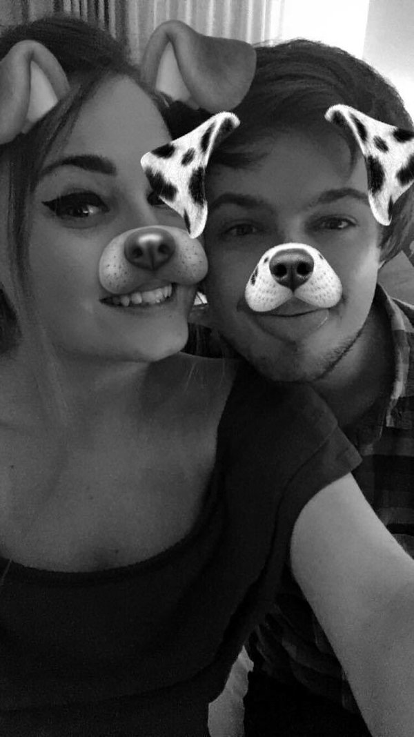 Lukepotter_Arg's tweet photo. Luke publico esta foto a su Snapchat en la que esta junto a Kelsey como cachorros #LPArg https://t.co/ig0KmM1kU9