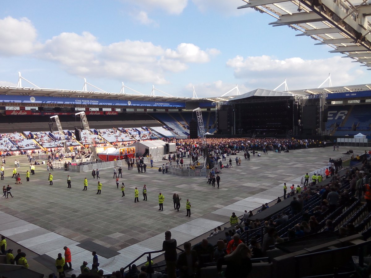 vvstc_official's tweet photo. Blue skies! Have at ya! #KasabianKP #KasabianKingPower #Slaves #Isaacishot @KasabianHQ #vvstc https://t.co/5wyJLcJw0q