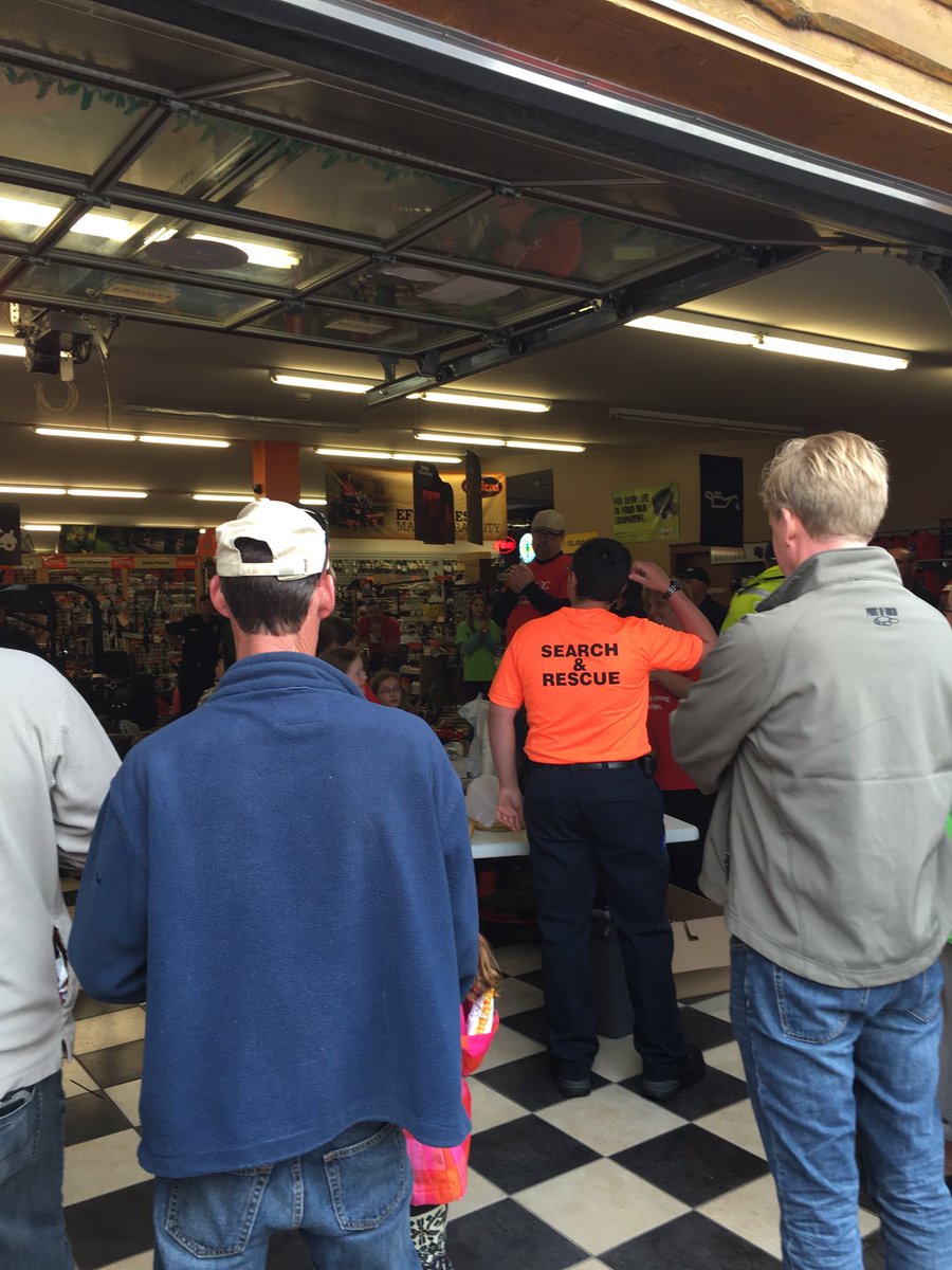 TouchATruckFred's tweet photo. Thanking volunteers with door prizes! https://t.co/2FeyeO5efG