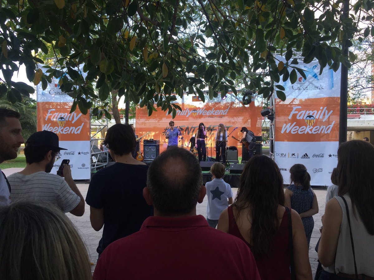 The Saltitos nos deleita con su ritmo! Una tarde llena de buen rollo y afición blanquinegra en #FamilyWeekendVCF