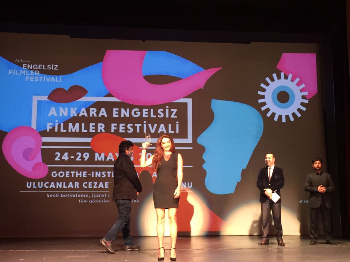 .<a href="/Sarmasikfilmi/">Sarmaşık</a> yapımcısı Bilge Elif Özköse En İyi Film Ödülü'nü almak üzere sahnede. #EngelsizYarışma