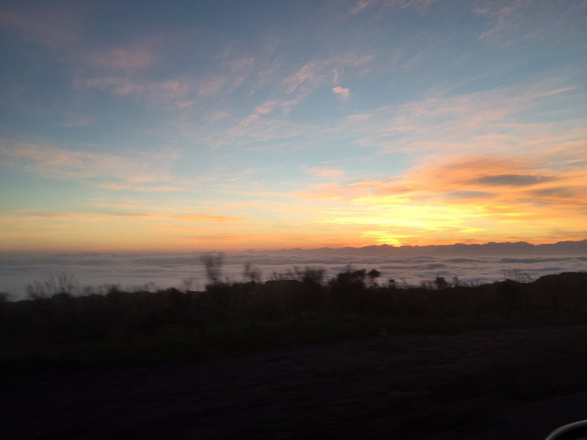 Adriennecptsa's tweet photo. View from Ou Kaapse Weg - #CapeTown southern suburbs cloaked in clouds https://t.co/m6h5nwqn2C