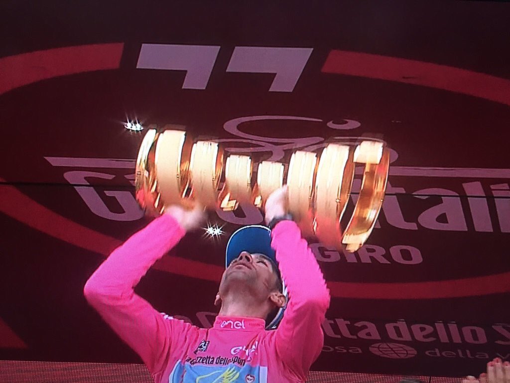 CyclismeDeAaZ's tweet photo. [Classement] #giro #generalfinal
@vincenzonibali remporte son 2ème @giroditalia devant @estecharu et @alejanvalverde https://t.co/LTJNdQcFXF