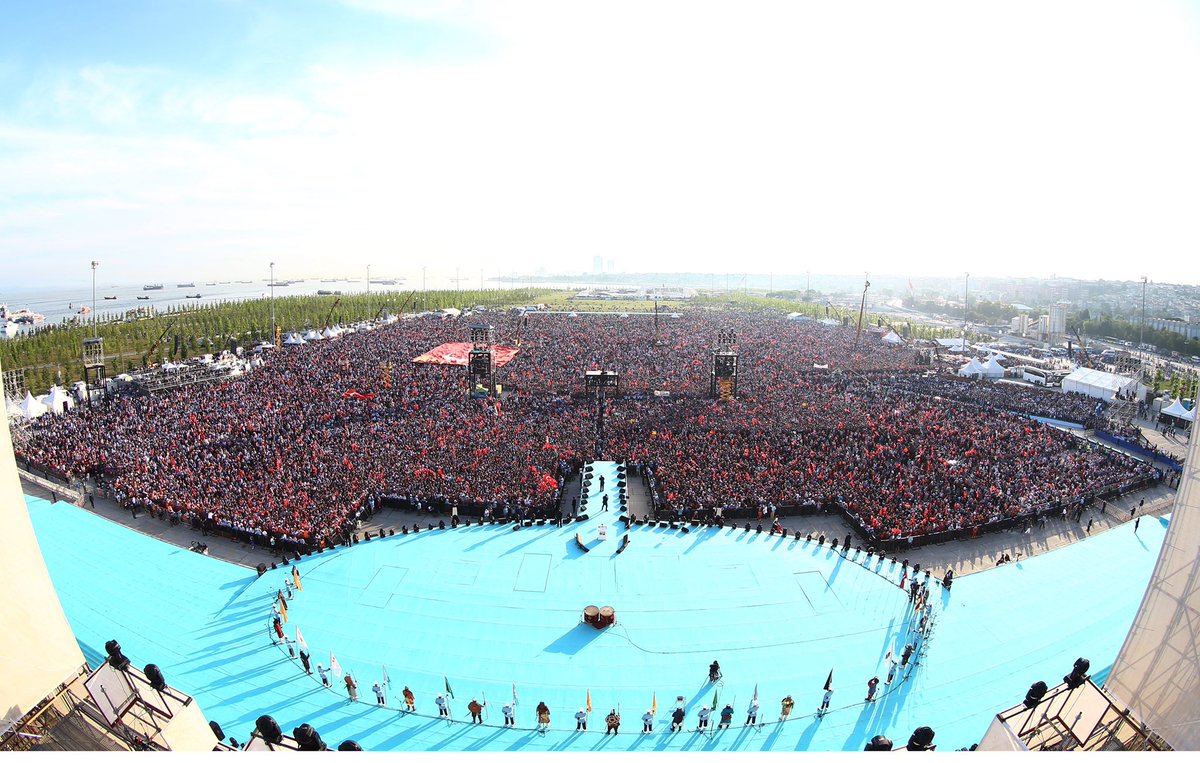 RTErdogan's tweet photo. Fetih coşkusunu yaşamak için Yenikapı'ya gelen tüm vatandaşlarımıza şükranlarımı sunuyorum. Teşekkürler İstanbul! https://t.co/vCtLgB2KAj