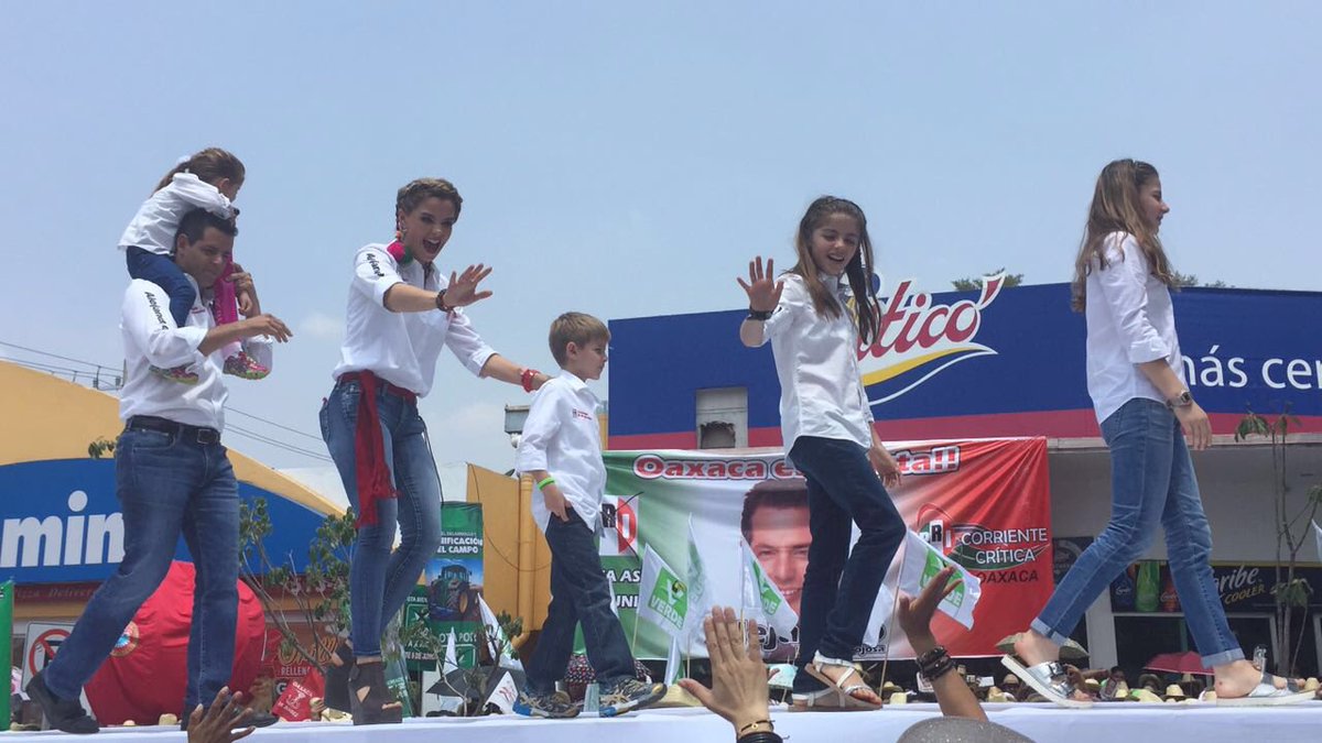 apontealcar's tweet photo. Unidos por cambiar la historia de Oaxaca, estamos hartos de improvisados. #YoVotoPorAlejandro @alejandromurat https://t.co/Y8teiqkrmK