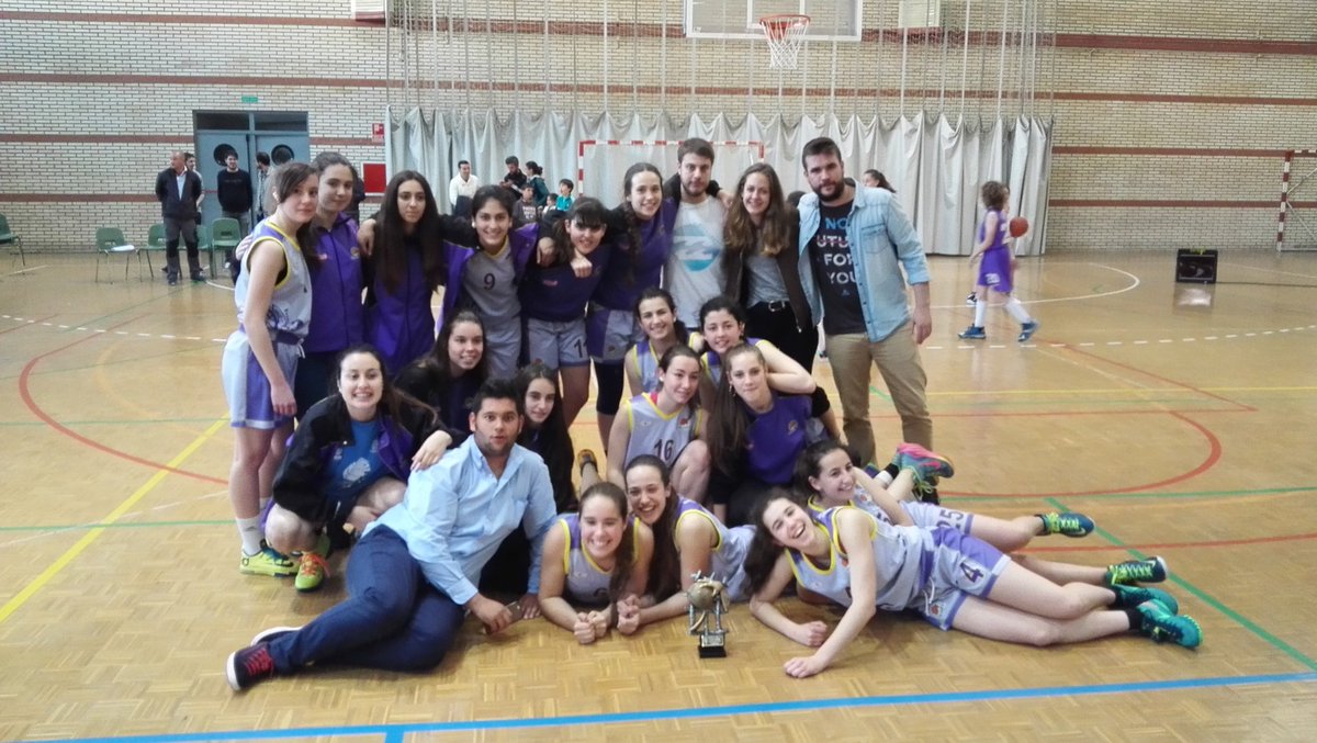 Palencia_Basket's tweet photo. #CDMaristas cadete femenino CAMPEÓN de la #2Div #CadFemCyL #F4CyL2016. Grandes nuestras #GuerrerasMoradas https://t.co/eHa2hAgMtH
