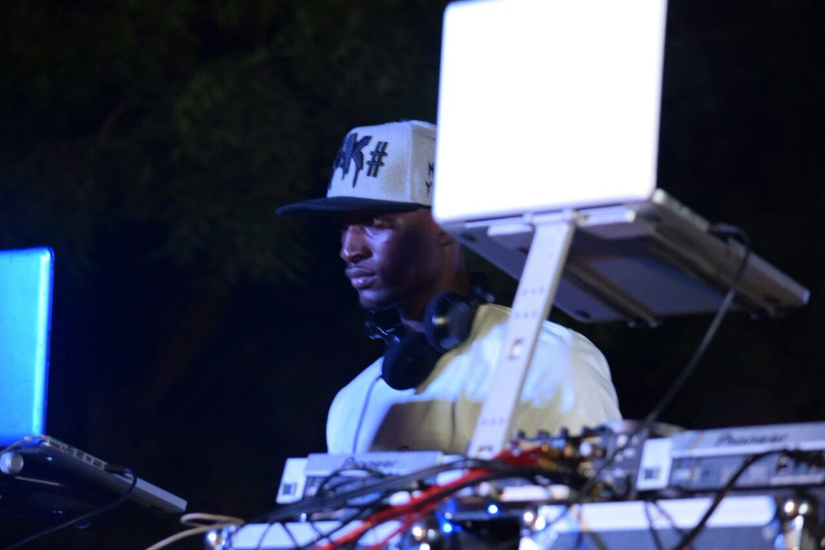 CloudsMediaLive's tweet photo. #LiveKutokaLeaders DJ-ScratchDesigner wa kitaa cha Kino-DSM anakiwasha now ktk Raundi ya Pili
#FreshDjCompeeFinal https://t.co/72GbMyybwT