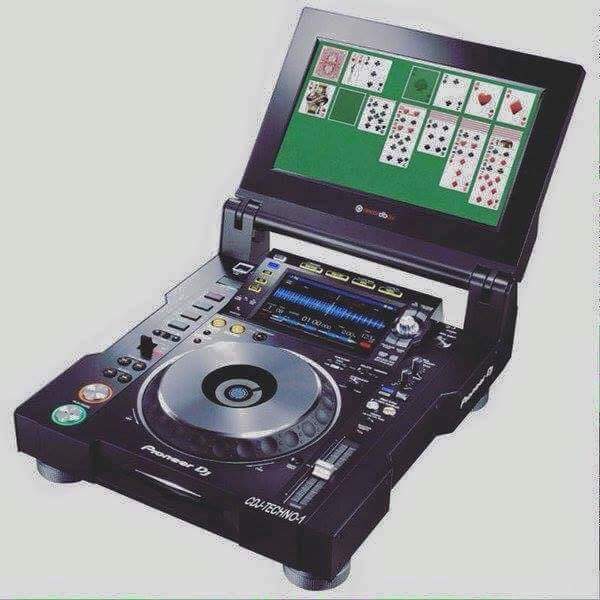 CedricLASS's tweet photo. Let's play ... 😂
#pioneer #cdjtour #edm https://t.co/XNcBmLsgMc