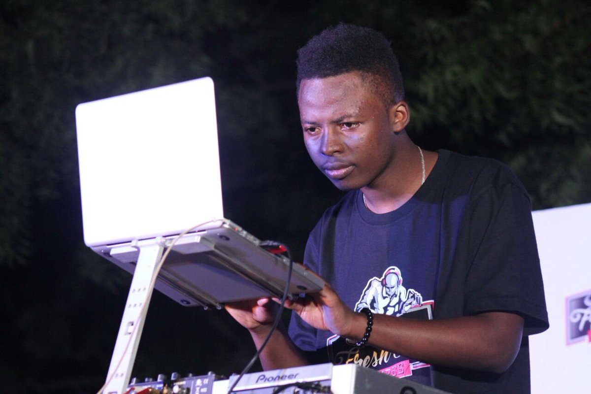 CloudsMediaLive's tweet photo. #LiveKutokaLeaders kwenye mashine now Dj-Lonark from #UDSM-DaresSalaam ktk Ile SecondRound ya
#FreshDjCompeeFinal https://t.co/fi6cPEQ1zJ