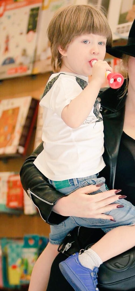 onIyadele's tweet image. I don't like to post this kind of pics but srsly he looks like a mini Adele but in boy.