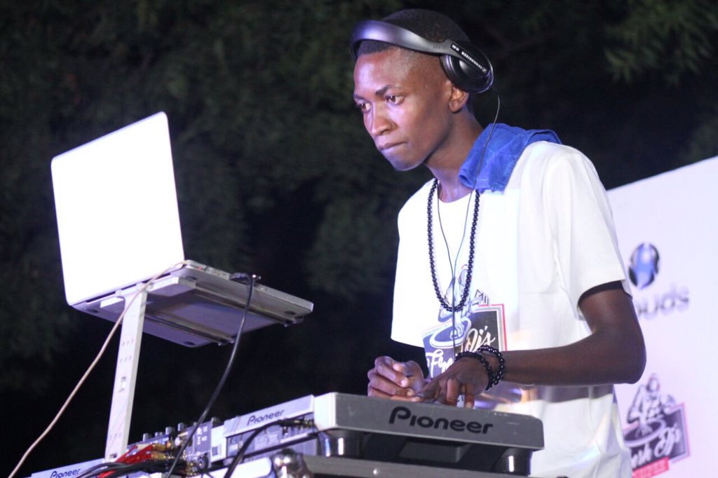 CloudsMediaLive's tweet photo. #LiveKutokaLeaders kwenye mashine time hii all the way frm MwanzaMwanza Dj-HK anapiga ktk Round2
#FreshDjCompeeFinal https://t.co/BsjUPnGCv1