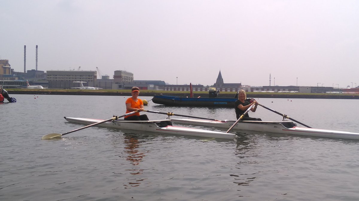 ThisGirlCanRow's tweet photo. Fun in the Sun, learning coxless rowing @LYRowing #thisgirlcan https://t.co/iXG0EgWVli