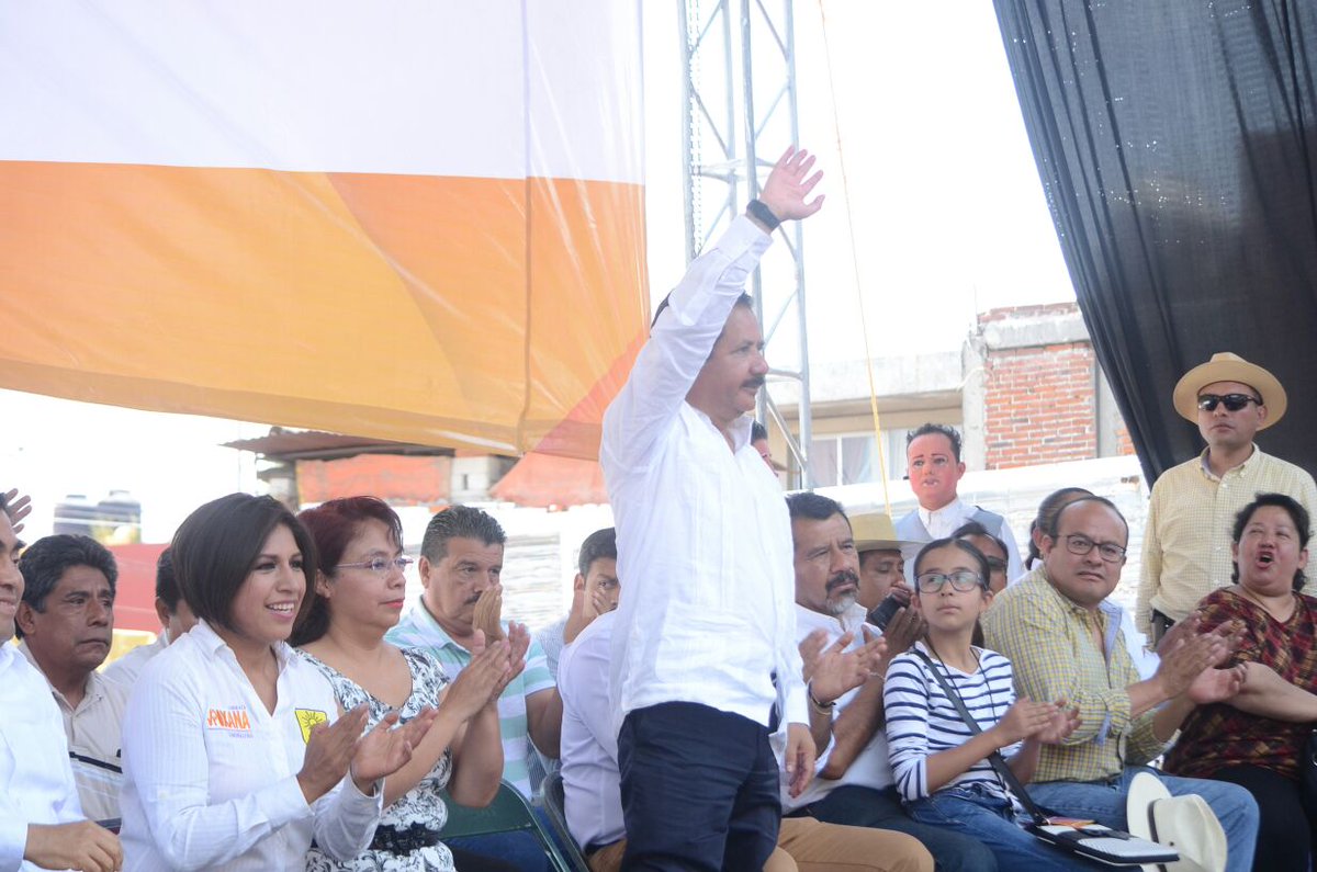 RoxanaLunaP's tweet photo. Gracias a mis compañeros del @PRDMexico por su respaldo y compañía #YoconRox https://t.co/7opYf0jZyb