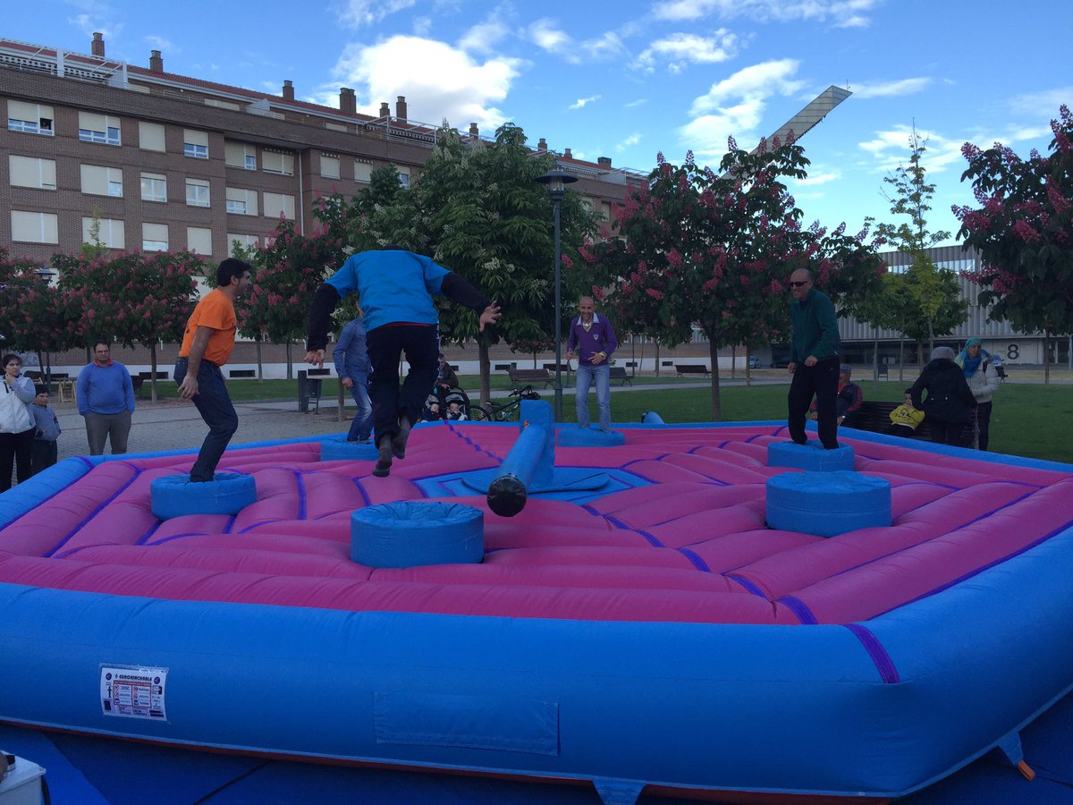 Gran éxito de la barredera en el barrio de la nueva Balastera gracias a la asociación de vecinos y a los Balasteros