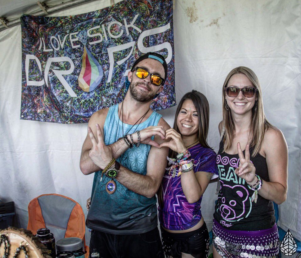 ilovesickdrops's tweet photo. SQUAD chilling at our booth at @MoonriseFest 💦#ilsdf https://t.co/tXh8OogPqF