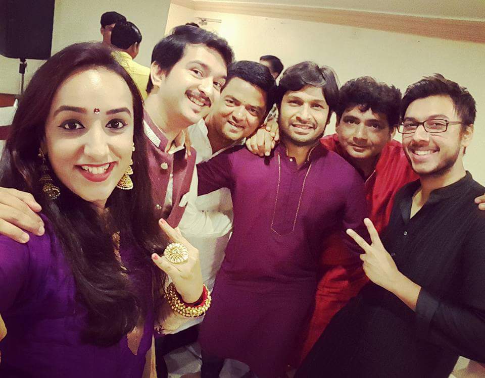 Soundcolors's tweet photo. Amazing solo concert @ Surendranagar. Team work rules! Fun times performing with hubby &amp; friends.😻🎤 https://t.co/DlzTojpdPB