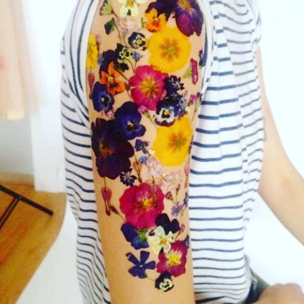 TheGardenFreak's tweet photo. I just L💚VE when people wear their gardens on their sleeve! 👍@VerityCumming #gardenfreaks #art #flowers #floral https://t.co/3UQjyVqBU8