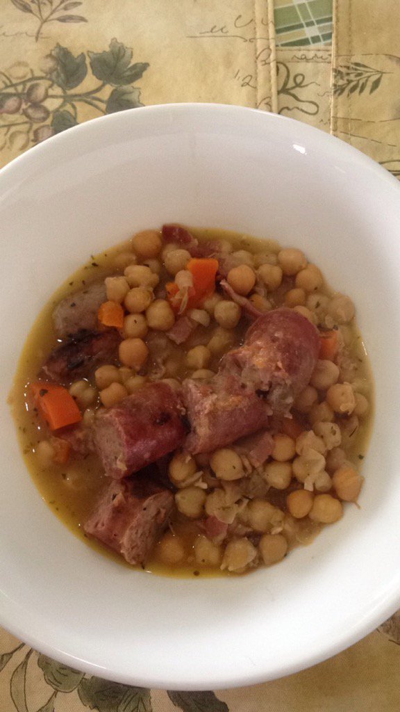 alonsoplh's tweet photo. Dándole la bienvenida al frío con un buen plato de cuchara: Cocido de garbanzos ... https://t.co/sh5XcNYopV