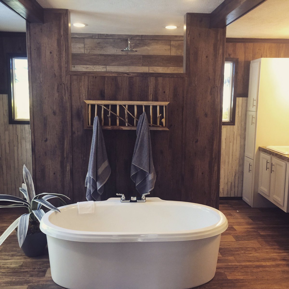 SCHMeridianMS's tweet photo. Check out this bath and open shower. Wow! #bathroom #masterbath #manufacturedhouse #mobilehome https://t.co/W6MrNfupwq