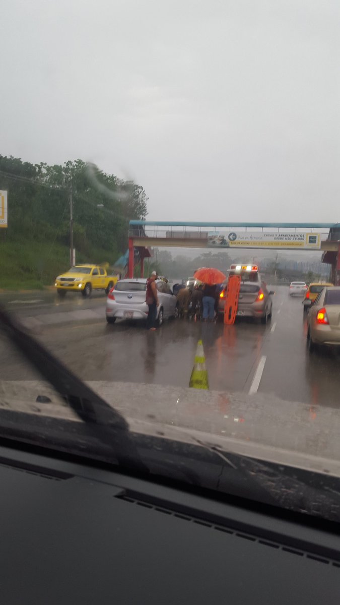 Accidente frente a las Villas de Arraiján <a href="/TraficologoO/">Traficologo Oeste</a> <a href="/Telemetro/">Telemetro</a> @Trafico_pty