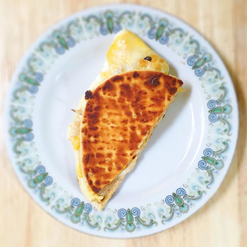 thenewperf's tweet photo. Tiny meal share: Egg &amp; Cheese Sammie on 1/2 a @flatoutbread fold it wrap. 🍳🧀🌯👍🏼 https://t.co/Y9RiAuPO0i https://t.co/3aY4O2Q76b