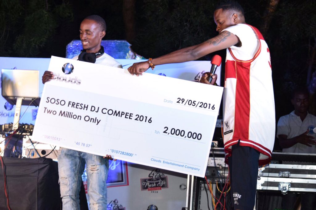 CloudsMediaLive's tweet photo. #LiveKutokaLeaders
Chief Judge Dj-SteveB amemtangaza Dj-ScratchDesigner kuwa mshindi wa #FreshDjCompeeFinal 2016 https://t.co/gi3CZas31R
