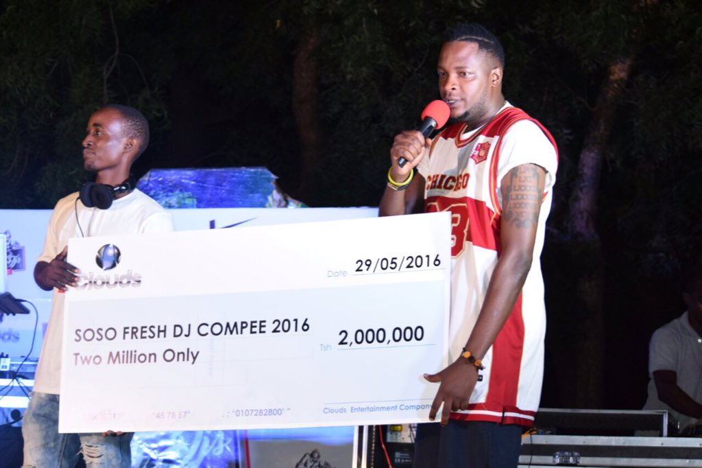 CloudsMediaLive's tweet photo. #LiveKutokaLeaders
Chief Judge Dj-SteveB amemtangaza Dj-ScratchDesigner kuwa mshindi wa #FreshDjCompeeFinal 2016 https://t.co/gi3CZas31R