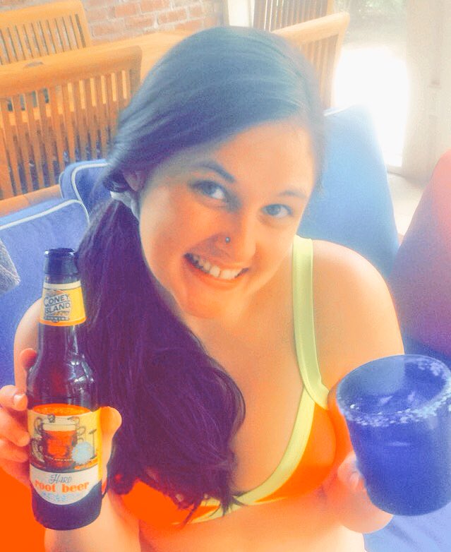katiechappell21's tweet photo. Double fist, grilling, pool chilling, bowl smoking kinda day #poolchillin #doublefist #margarita #hardrootbeer https://t.co/a9al7JU3Es