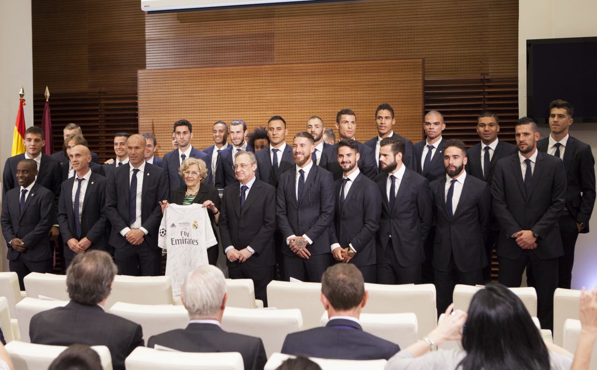 ManuelaCarmena's tweet photo. Es un orgullo recibir a este equipo, tan lleno de fuerza, que ha sabido vencer a otro equipo también extraordinario. https://t.co/3pRZU5r8pK