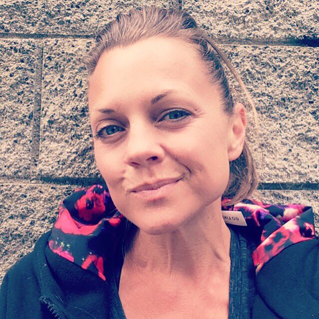 Edgefittraining's tweet image. ❤️ this comfy black jacket from @skechersGO w/a secret inside the hood- a blast 💥of Color!#Skecherperformance #Color