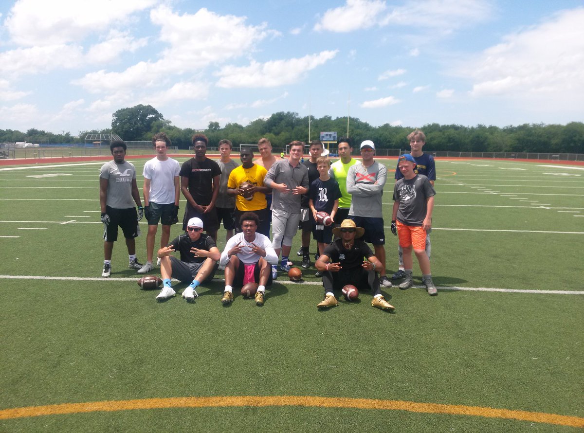 Coach_VC's tweet photo. Big ups to @SamMoraJr and @SamMoraFootball for the work this weekend! Always grinding! #shocktheworld @Donoven5 https://t.co/Sif9vuZuXj