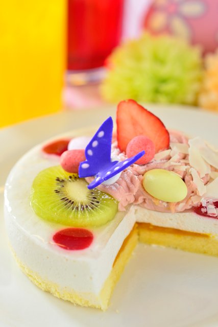 東京ディズニーリゾートpr 公式 V Twitter クイーン オブ ハートのバンケットホール の アンバースデーケーキ が 今この時期だけかわいい イースターケーキ に 実はチョウチョも食べられるんですよ T Co Ngzrp4murb