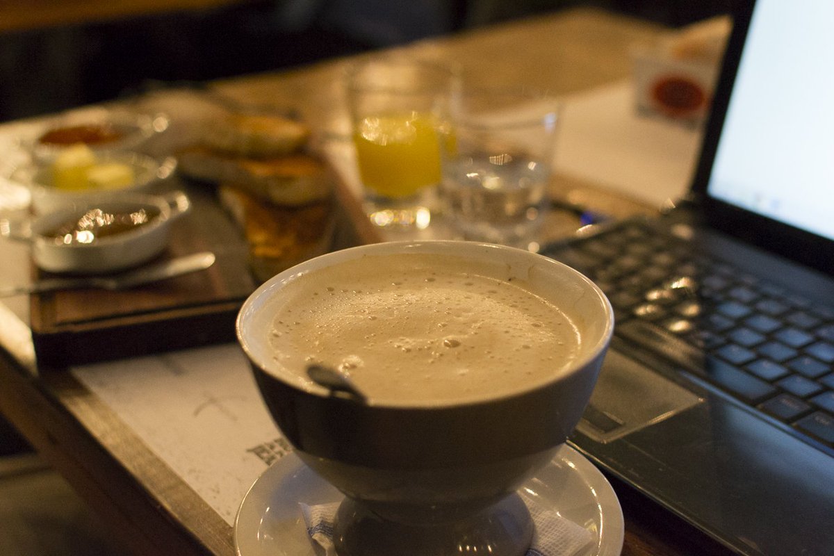 Diseñando nuestra web. Un café XL es la receta justa para ponerle a la tarde/noche del domingo aún más energía!