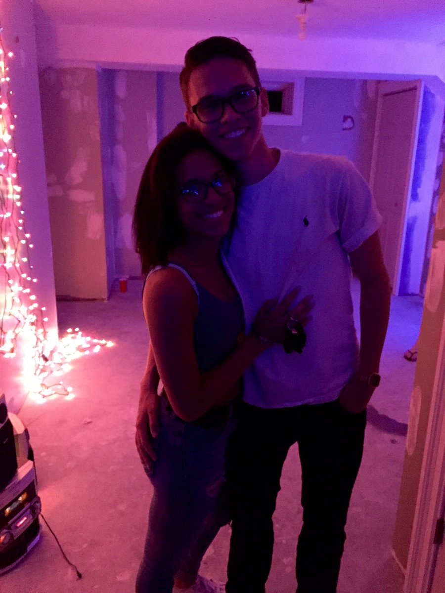 alexxisnikole99's tweet image. Great minds think alike #squareframes