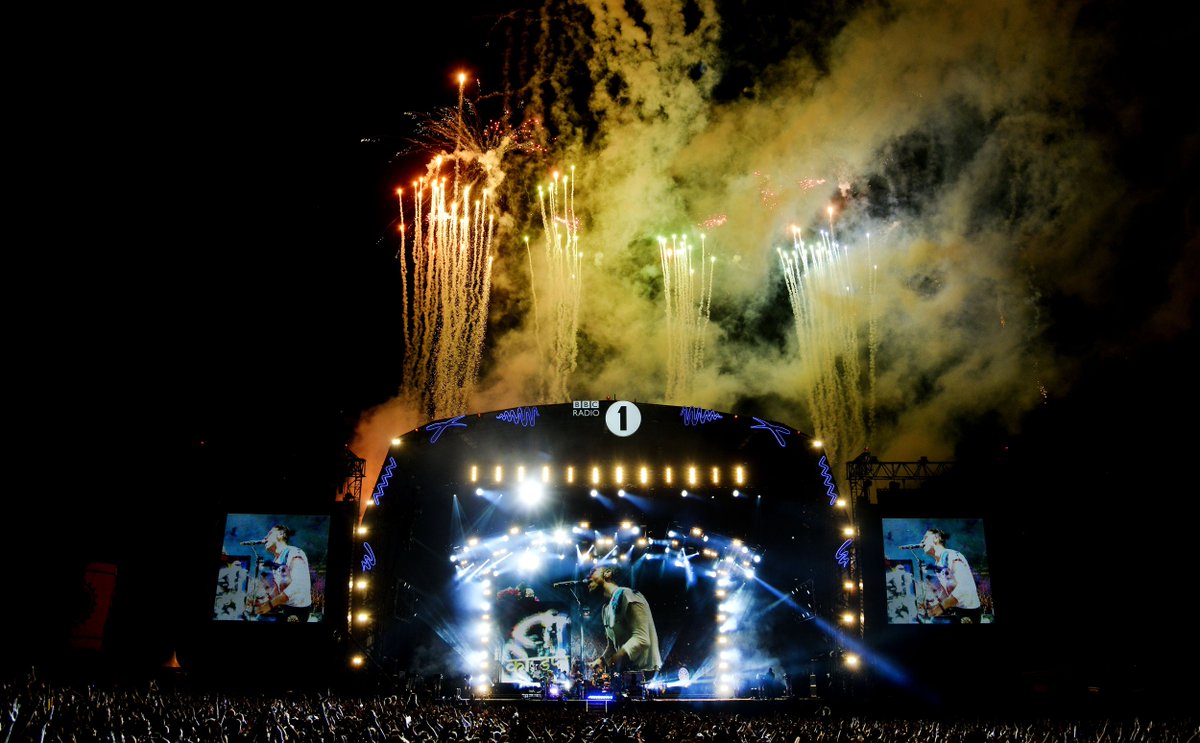 BBCR1's tweet photo. .@Coldplay lit up Exeter for #BigWeekend tonight (like a sky full of stars) ✨ https://t.co/pbszjIjazC